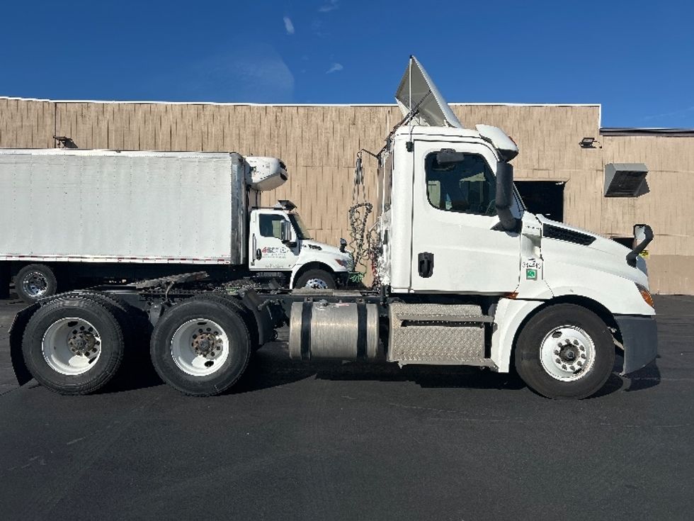 Day Cab Tractor-Heavy Duty Tractors-Freightliner-2020-T12664ST-Fontana-CA-373,770\n\t\tmiles-$ 53,750 - Image 8