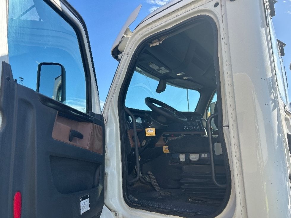Day Cab Tractor-Heavy Duty Tractors-Freightliner-2020-T12664ST-Fontana-CA-373,770\n\t\tmiles-$ 53,750 - Image 9