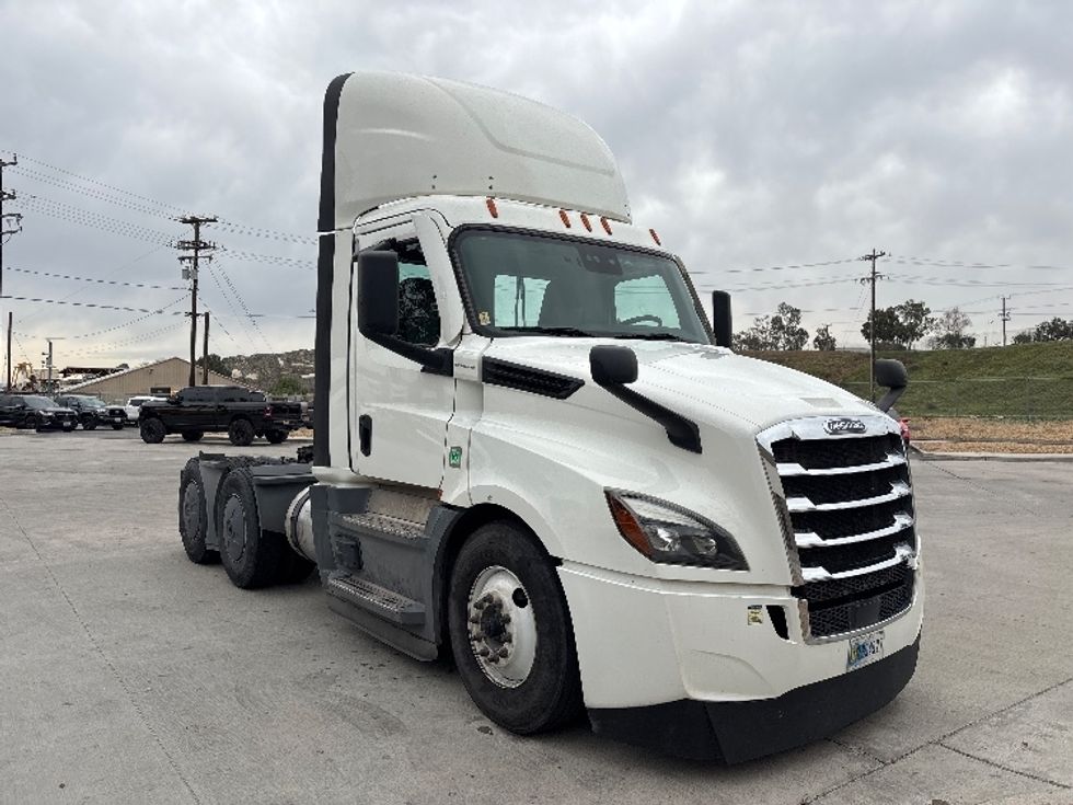 Day Cab Tractor-Heavy Duty Tractors-Freightliner-2020-T12664ST-Fontana-CA-386,156\n\t\tmiles-$ 52,000 - Image 1
