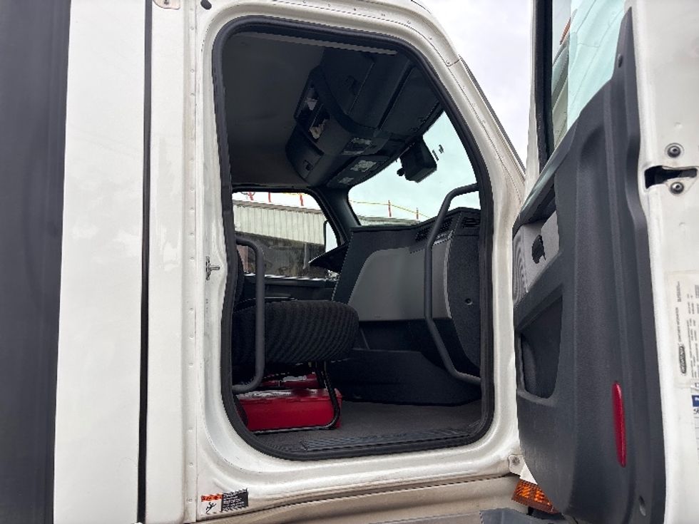 Day Cab Tractor-Heavy Duty Tractors-Freightliner-2020-T12664ST-Fontana-CA-386,156\n\t\tmiles-$ 52,000 - Image 12