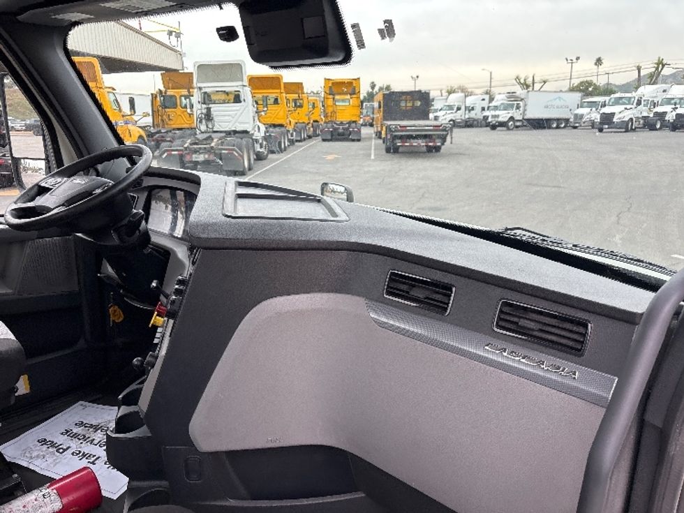 Day Cab Tractor-Heavy Duty Tractors-Freightliner-2020-T12664ST-Fontana-CA-386,156\n\t\tmiles-$ 52,000 - Image 13