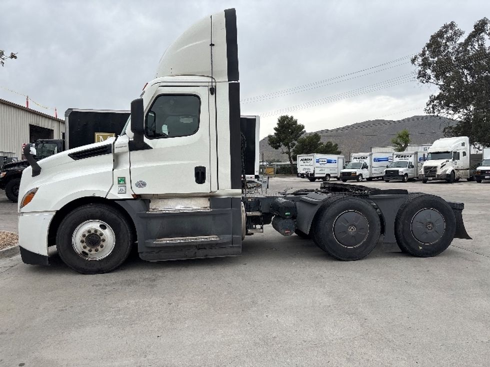 Day Cab Tractor-Heavy Duty Tractors-Freightliner-2020-T12664ST-Fontana-CA-386,156\n\t\tmiles-$ 52,000 - Image 4