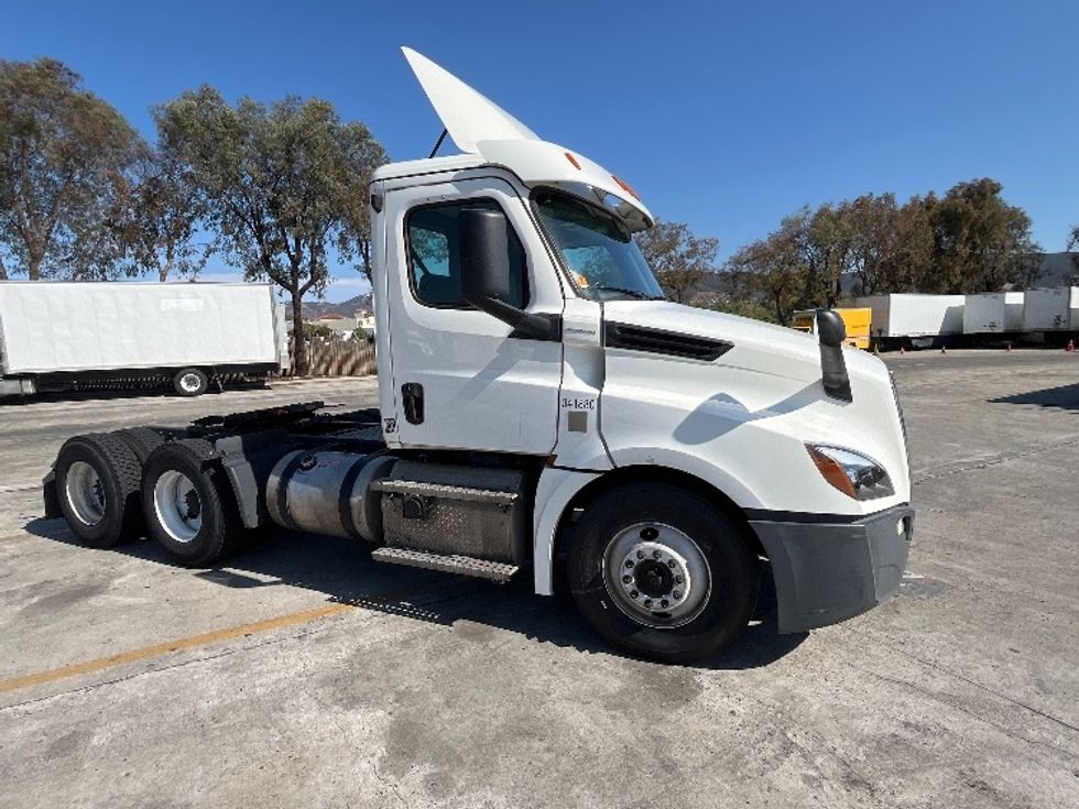 Day Cab Tractor-Heavy Duty Tractors-Freightliner-2020-T12664ST-Fontana-CA-399,252\n\t\tmiles-$ 48,250 - Image 1