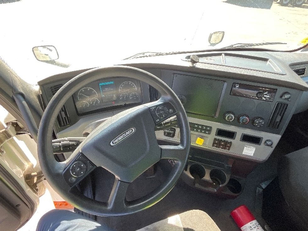 Day Cab Tractor-Heavy Duty Tractors-Freightliner-2020-T12664ST-Fontana-CA-399,252\n\t\tmiles-$ 48,250 - Image 11