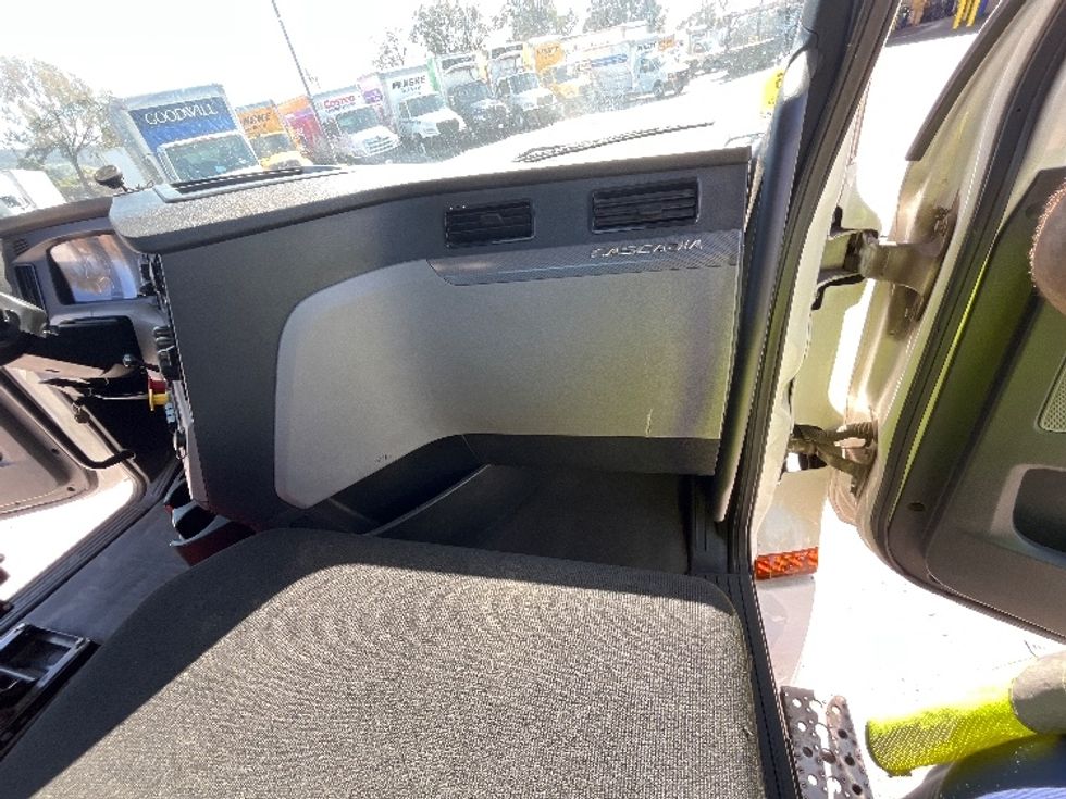Day Cab Tractor-Heavy Duty Tractors-Freightliner-2020-T12664ST-Fontana-CA-399,252\n\t\tmiles-$ 48,250 - Image 13