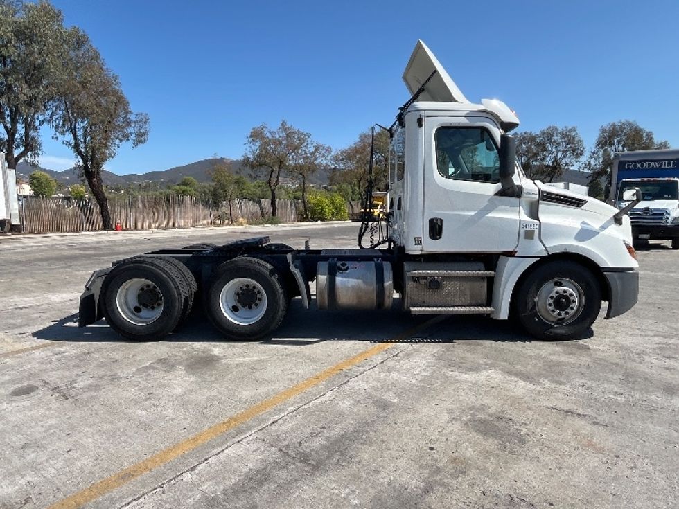 Day Cab Tractor-Heavy Duty Tractors-Freightliner-2020-T12664ST-Fontana-CA-399,252\n\t\tmiles-$ 48,250 - Image 8