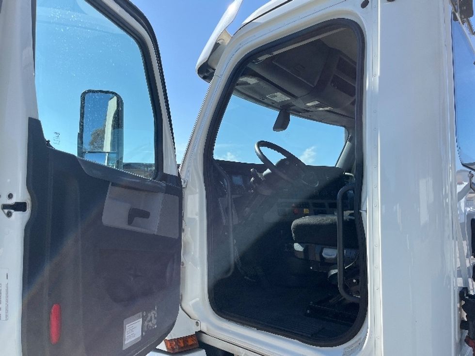 Day Cab Tractor-Heavy Duty Tractors-Freightliner-2020-T12664ST-Fontana-CA-399,252\n\t\tmiles-$ 48,250 - Image 9