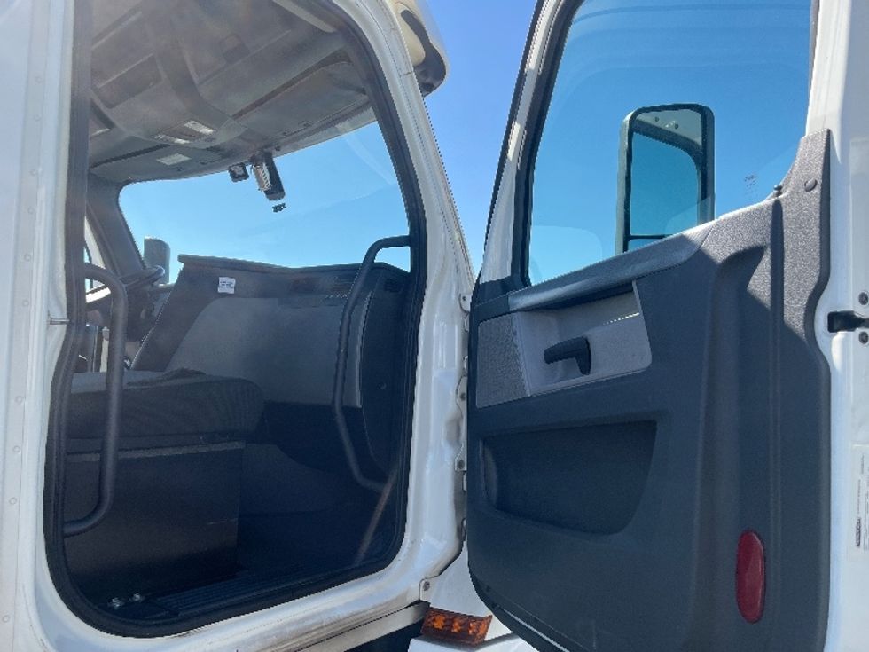 Day Cab Tractor-Heavy Duty Tractors-Freightliner-2020-T12664ST-Fontana-CA-447,408\n\t\tmiles-$ 48,750 - Image 12