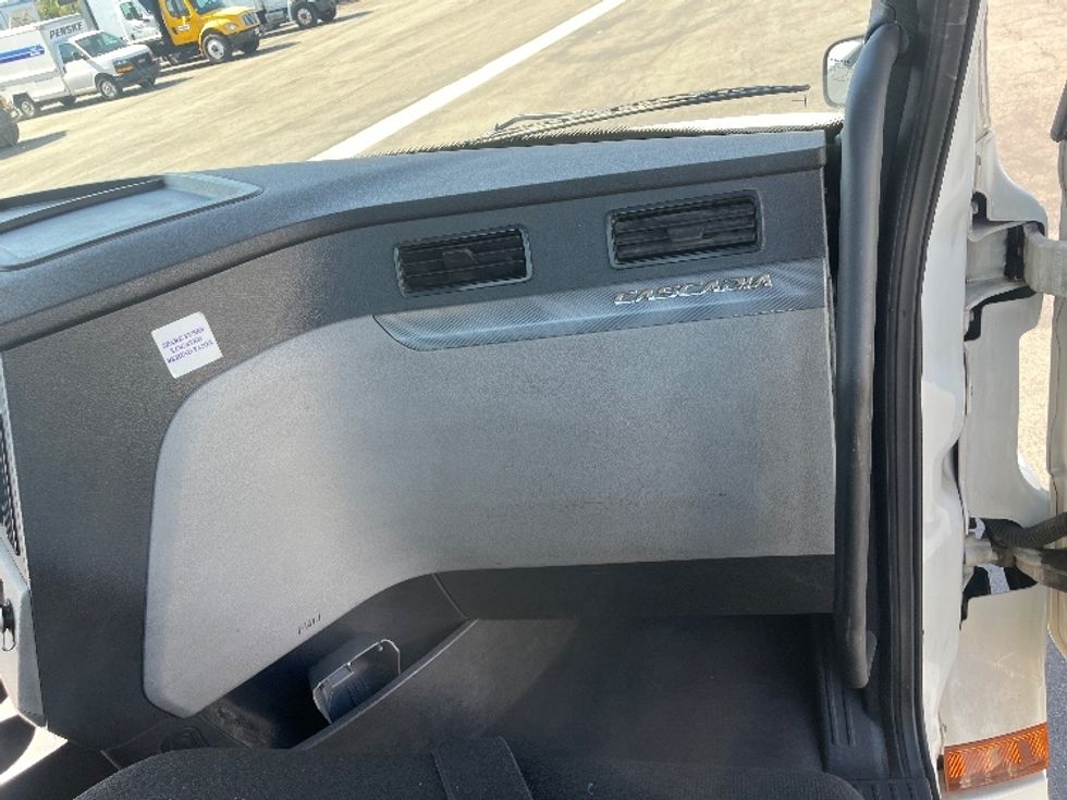 Day Cab Tractor-Heavy Duty Tractors-Freightliner-2020-T12664ST-Fontana-CA-447,408\n\t\tmiles-$ 48,750 - Image 13