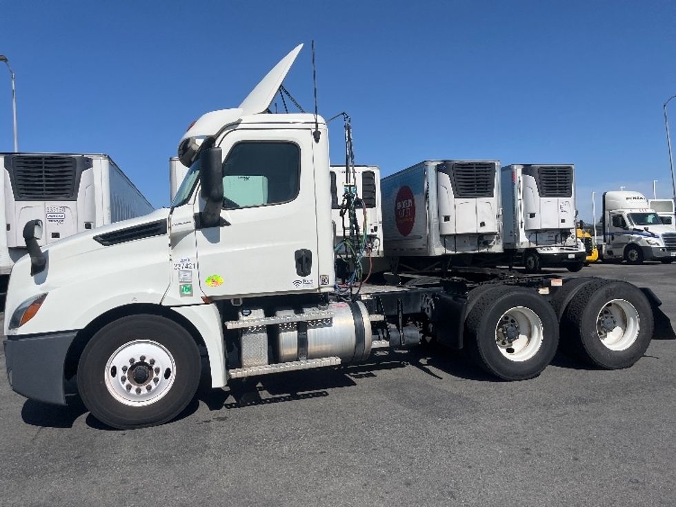 Day Cab Tractor-Heavy Duty Tractors-Freightliner-2020-T12664ST-Fontana-CA-447,408\n\t\tmiles-$ 48,750 - Image 4