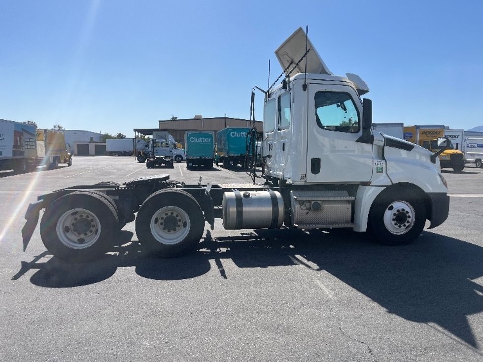 Day Cab Tractor-Heavy Duty Tractors-Freightliner-2020-T12664ST-Fontana-CA-447,408\n\t\tmiles-$ 48,750 - Image 8