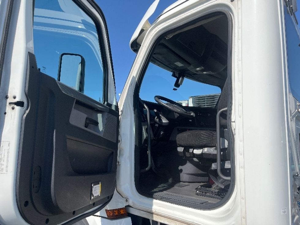 Day Cab Tractor-Heavy Duty Tractors-Freightliner-2020-T12664ST-Fontana-CA-447,408\n\t\tmiles-$ 48,750 - Image 9