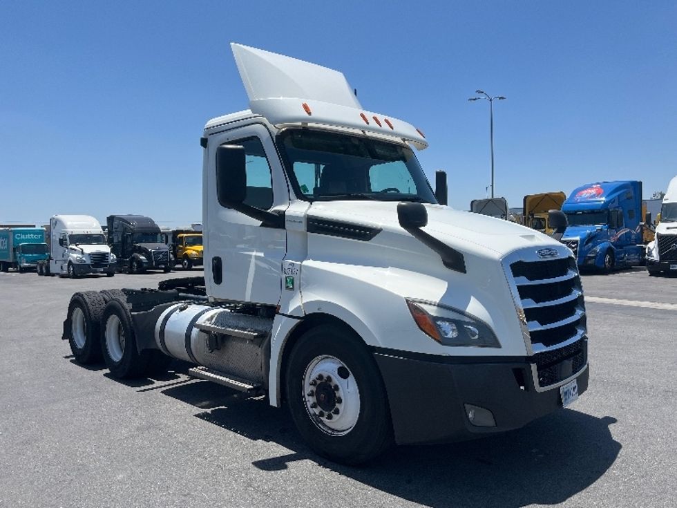 Day Cab Tractor-Heavy Duty Tractors-Freightliner-2020-T12664ST-Fontana-CA-473,185\n\t\tmiles-$ 44,250 - Image 1