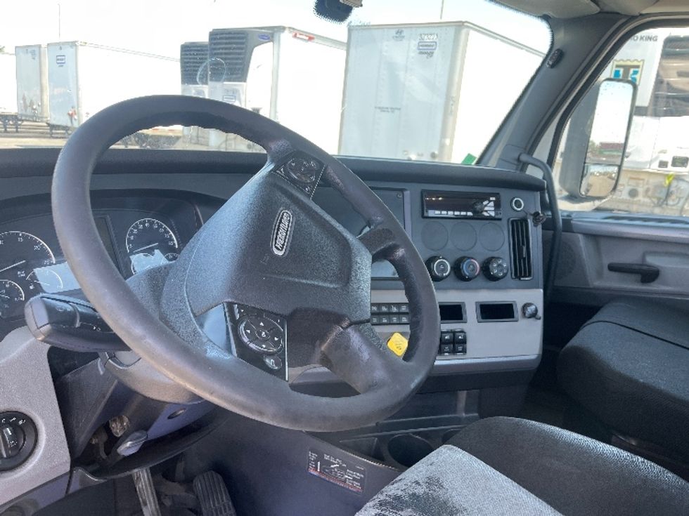 Day Cab Tractor-Heavy Duty Tractors-Freightliner-2020-T12664ST-Fontana-CA-473,185\n\t\tmiles-$ 44,250 - Image 11