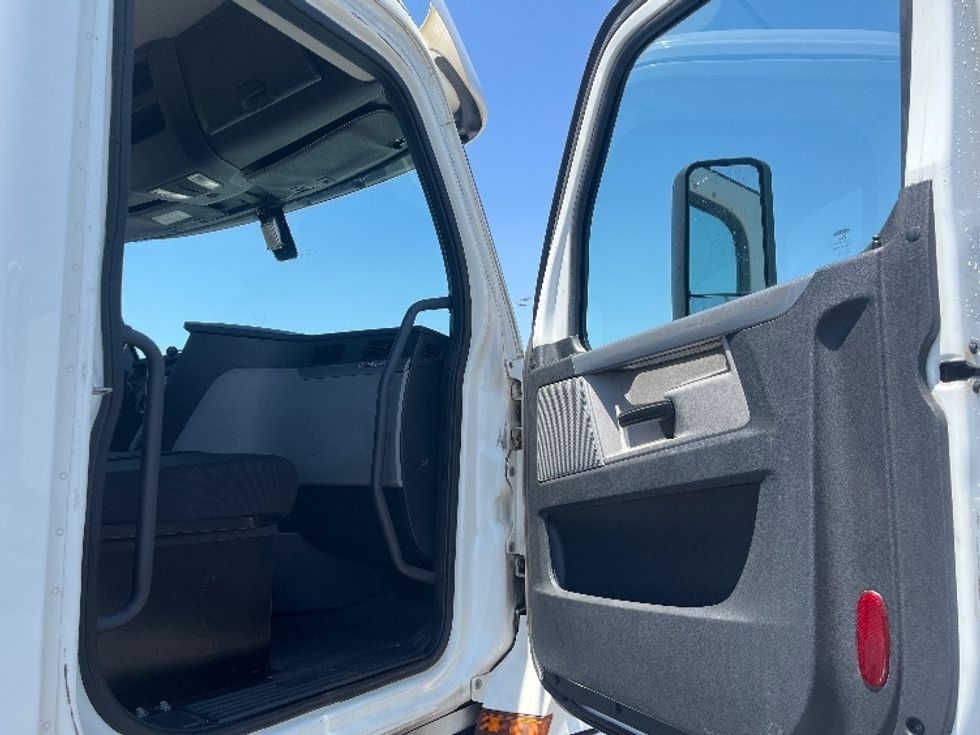 Day Cab Tractor-Heavy Duty Tractors-Freightliner-2020-T12664ST-Fontana-CA-473,185\n\t\tmiles-$ 44,250 - Image 12