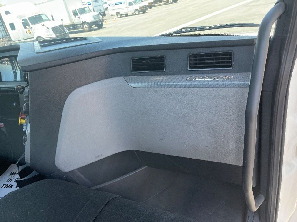 Day Cab Tractor-Heavy Duty Tractors-Freightliner-2020-T12664ST-Fontana-CA-473,185\n\t\tmiles-$ 44,250 - Image 13