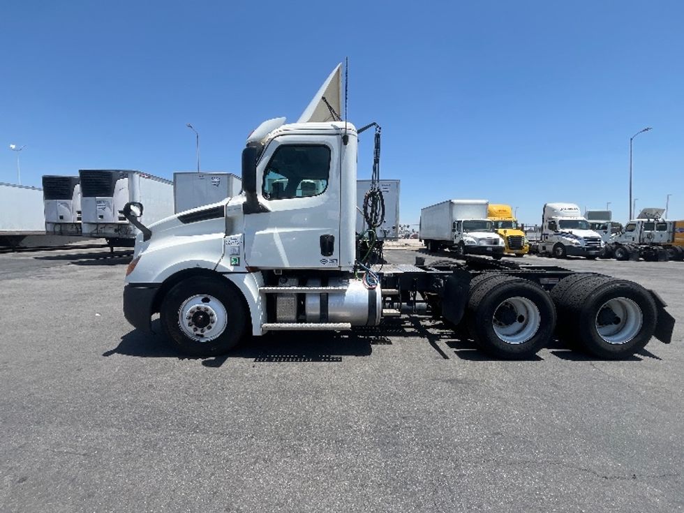 Day Cab Tractor-Heavy Duty Tractors-Freightliner-2020-T12664ST-Fontana-CA-473,185\n\t\tmiles-$ 44,250 - Image 4