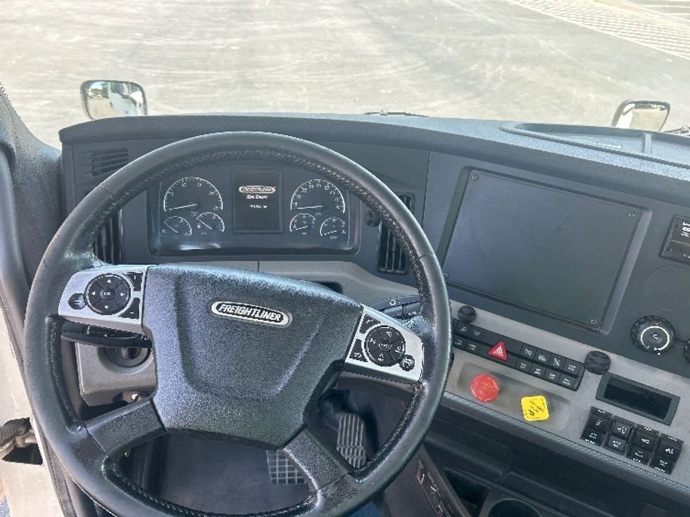 Day Cab Tractor-Heavy Duty Tractors-Freightliner-2020-T12664ST-Forest Park-GA-191,402\n\t\tmiles-$ 63,500 - Image 11