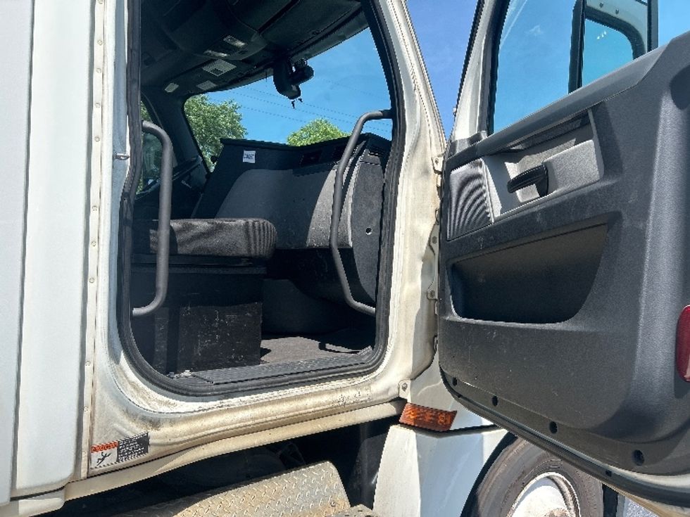 Day Cab Tractor-Heavy Duty Tractors-Freightliner-2020-T12664ST-Forest Park-GA-191,402\n\t\tmiles-$ 63,500 - Image 12