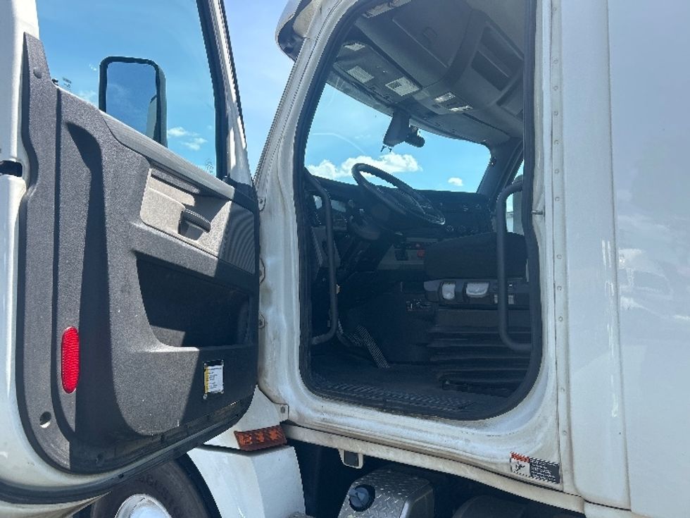 Day Cab Tractor-Heavy Duty Tractors-Freightliner-2020-T12664ST-Forest Park-GA-191,402\n\t\tmiles-$ 63,500 - Image 9