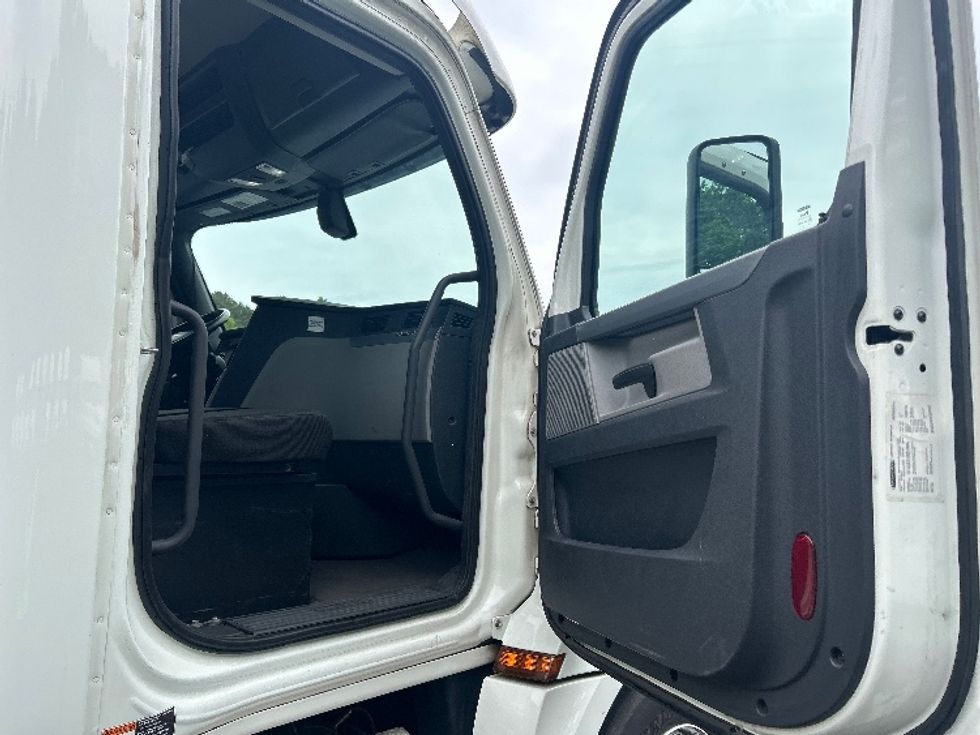 Day Cab Tractor-Heavy Duty Tractors-Freightliner-2020-T12664ST-Forest Park-GA-217,095\n\t\tmiles-$ 59,250 - Image 12