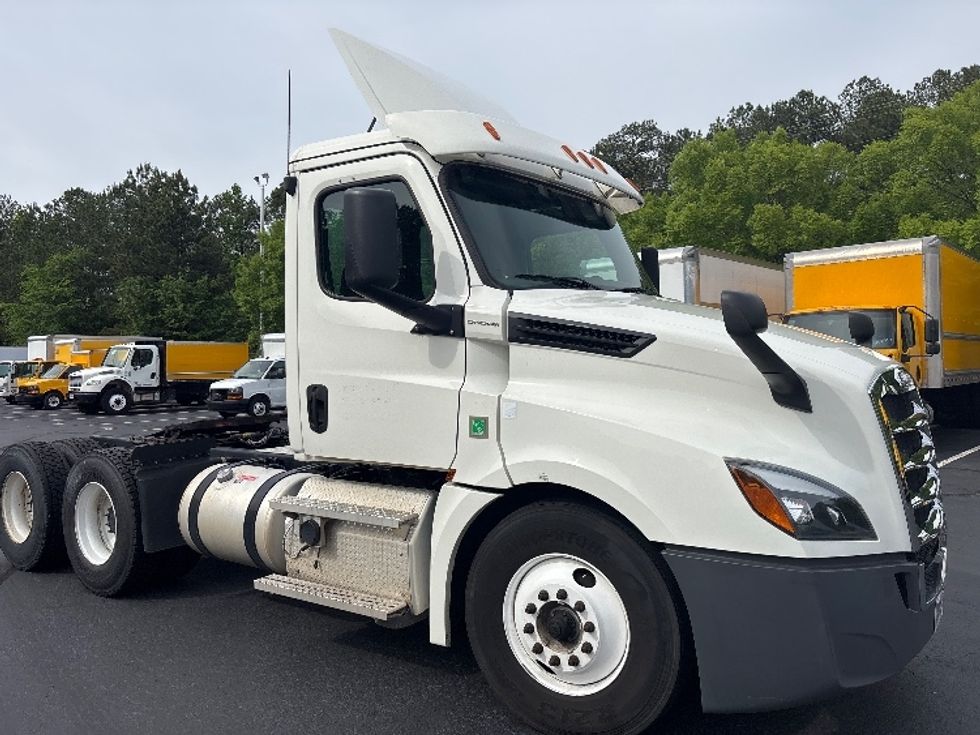 Day Cab Tractor-Heavy Duty Tractors-Freightliner-2020-T12664ST-Forest Park-GA-302,516\n\t\tmiles-$ 56,750 - Image 1
