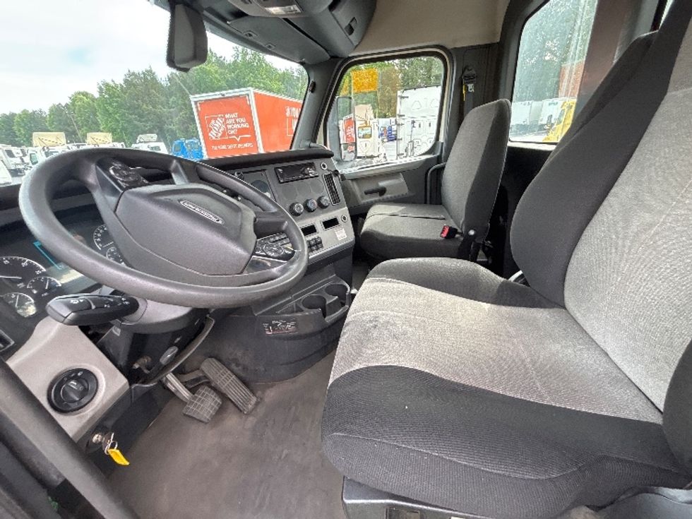 Day Cab Tractor-Heavy Duty Tractors-Freightliner-2020-T12664ST-Forest Park-GA-302,516\n\t\tmiles-$ 56,750 - Image 10