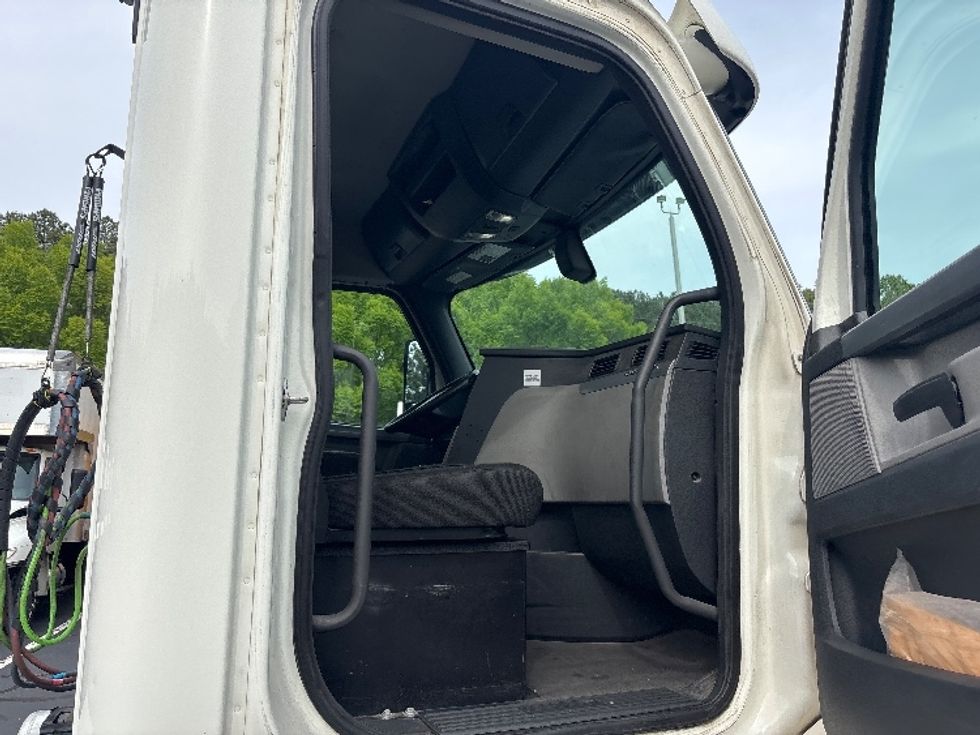 Day Cab Tractor-Heavy Duty Tractors-Freightliner-2020-T12664ST-Forest Park-GA-302,516\n\t\tmiles-$ 56,750 - Image 12