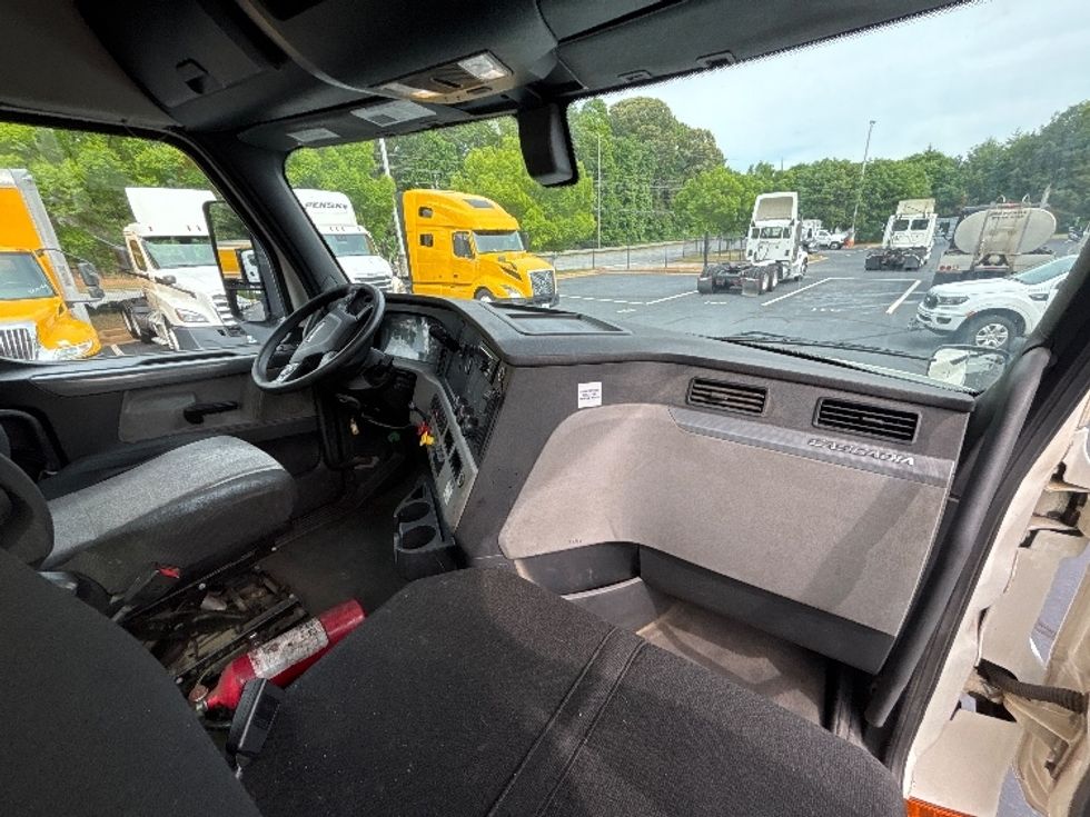Day Cab Tractor-Heavy Duty Tractors-Freightliner-2020-T12664ST-Forest Park-GA-302,516\n\t\tmiles-$ 56,750 - Image 13