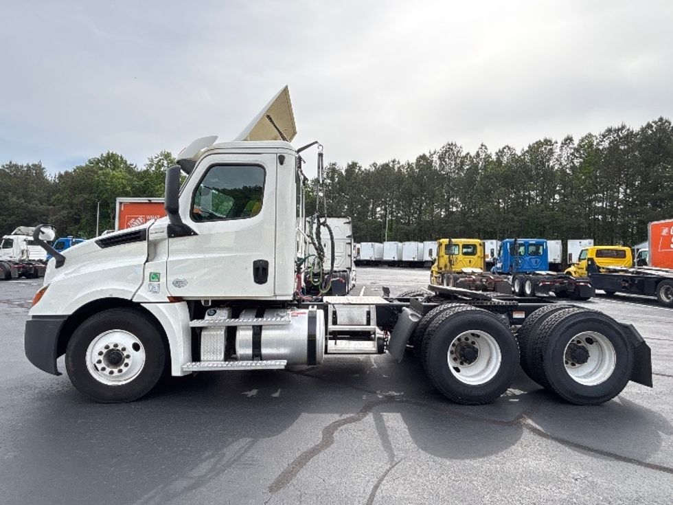 Day Cab Tractor-Heavy Duty Tractors-Freightliner-2020-T12664ST-Forest Park-GA-302,516\n\t\tmiles-$ 56,750 - Image 4