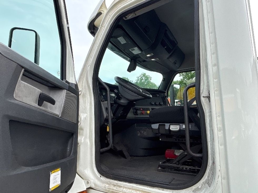 Day Cab Tractor-Heavy Duty Tractors-Freightliner-2020-T12664ST-Forest Park-GA-302,516\n\t\tmiles-$ 56,750 - Image 9