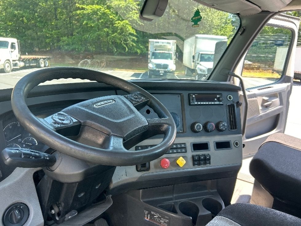 Day Cab Tractor-Heavy Duty Tractors-Freightliner-2020-T12664ST-Forest Park-GA-323,398\n\t\tmiles-$ 55,500 - Image 10