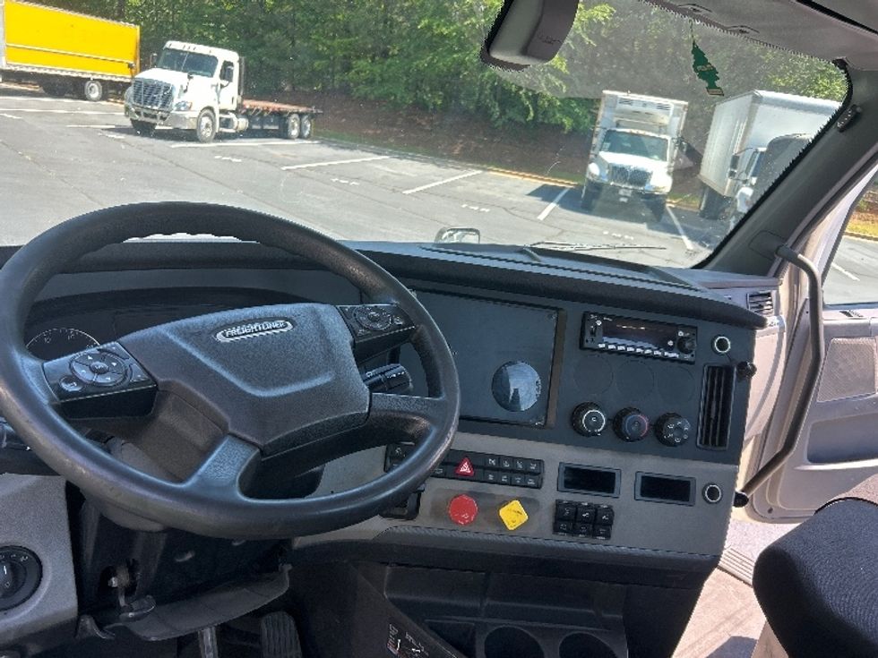 Day Cab Tractor-Heavy Duty Tractors-Freightliner-2020-T12664ST-Forest Park-GA-323,398\n\t\tmiles-$ 55,500 - Image 11