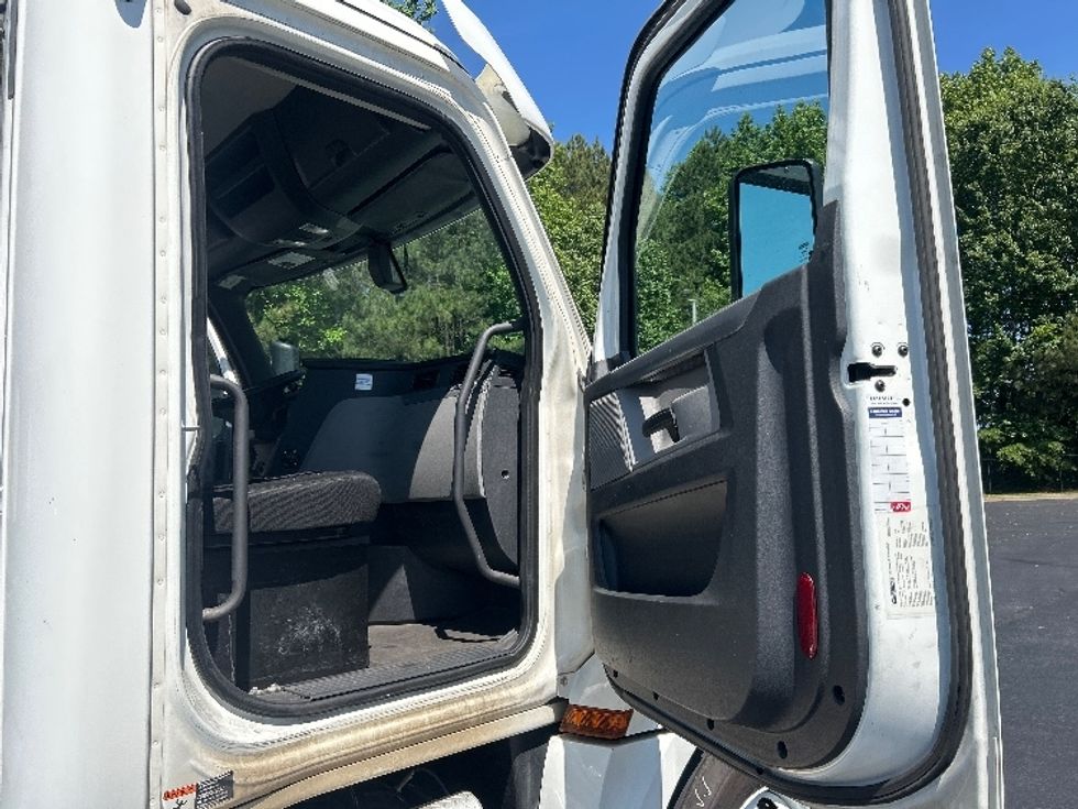 Day Cab Tractor-Heavy Duty Tractors-Freightliner-2020-T12664ST-Forest Park-GA-323,398\n\t\tmiles-$ 55,500 - Image 12