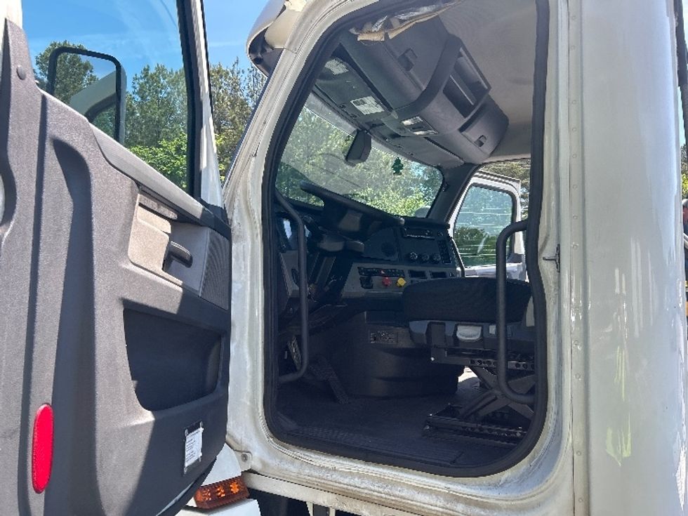 Day Cab Tractor-Heavy Duty Tractors-Freightliner-2020-T12664ST-Forest Park-GA-323,398\n\t\tmiles-$ 55,500 - Image 9