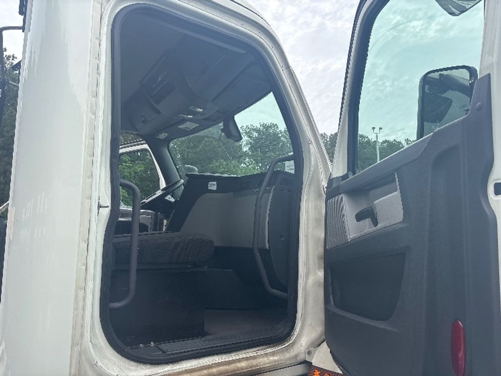 Day Cab Tractor-Heavy Duty Tractors-Freightliner-2020-T12664ST-Forest Park-GA-383,961\n\t\tmiles-$ 52,250 - Image 12