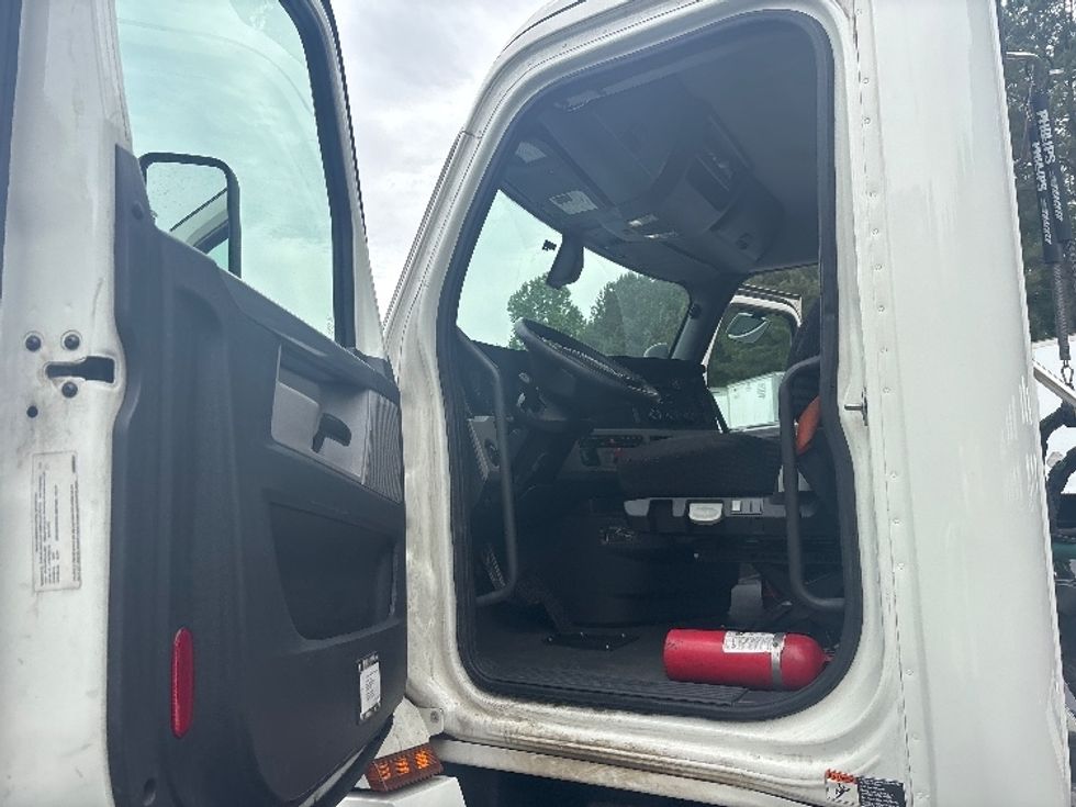 Day Cab Tractor-Heavy Duty Tractors-Freightliner-2020-T12664ST-Forest Park-GA-383,961\n\t\tmiles-$ 52,250 - Image 6