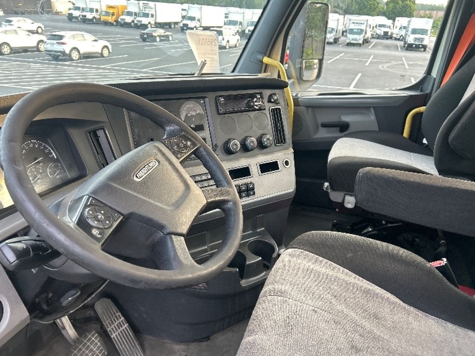 Day Cab Tractor-Heavy Duty Tractors-Freightliner-2020-T12664ST-Forest Park-GA-400,002\n\t\tmiles-$ 53,000 - Image 10