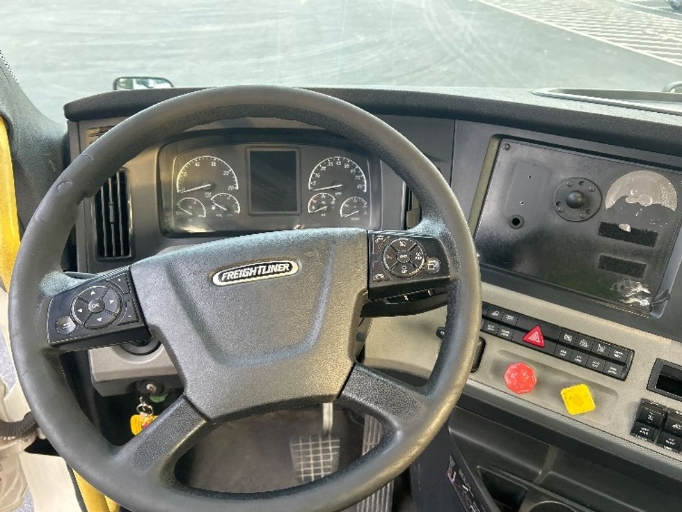 Day Cab Tractor-Heavy Duty Tractors-Freightliner-2020-T12664ST-Forest Park-GA-400,002\n\t\tmiles-$ 53,000 - Image 11