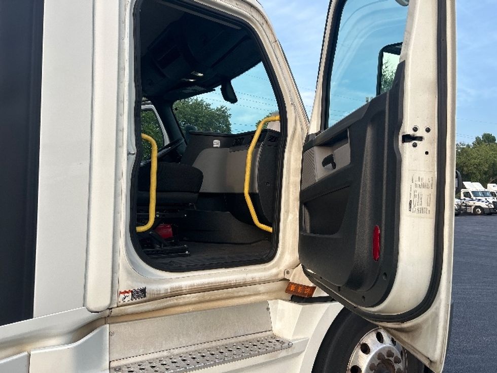 Day Cab Tractor-Heavy Duty Tractors-Freightliner-2020-T12664ST-Forest Park-GA-400,002\n\t\tmiles-$ 53,000 - Image 12