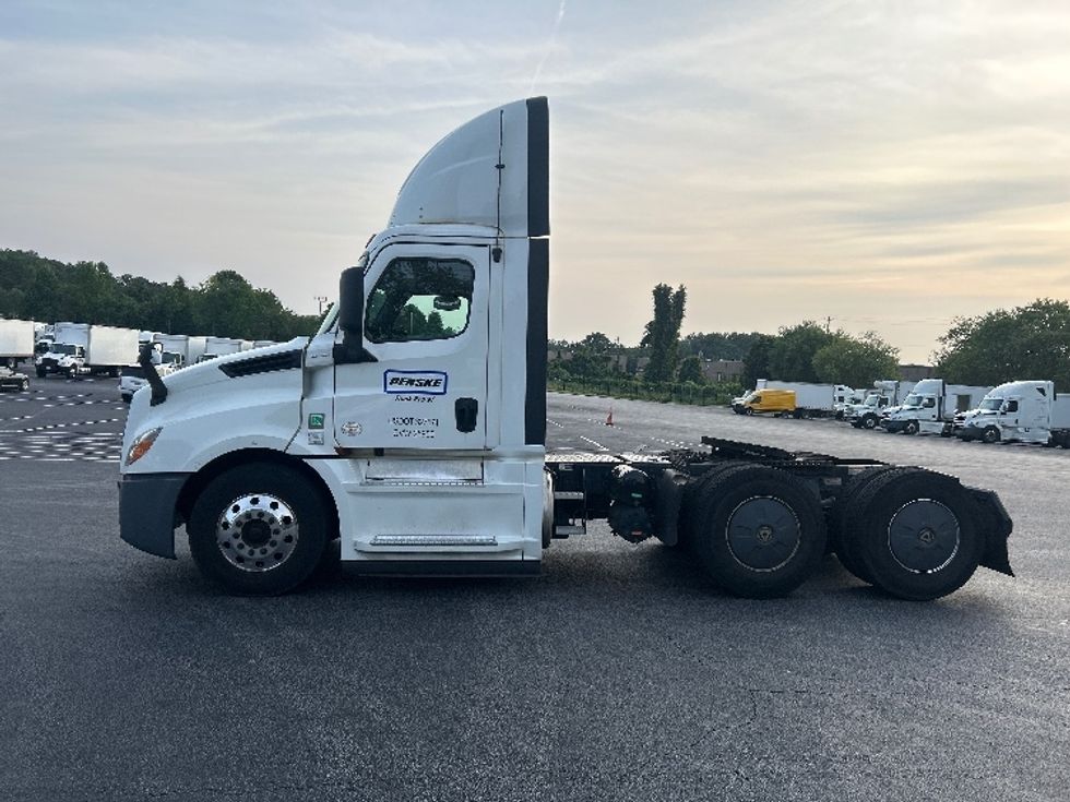 Day Cab Tractor-Heavy Duty Tractors-Freightliner-2020-T12664ST-Forest Park-GA-400,002\n\t\tmiles-$ 53,000 - Image 4