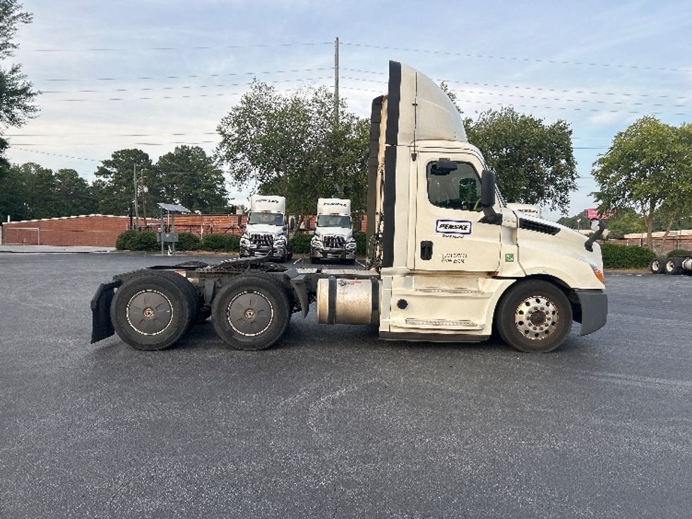 Day Cab Tractor-Heavy Duty Tractors-Freightliner-2020-T12664ST-Forest Park-GA-400,002\n\t\tmiles-$ 53,000 - Image 8
