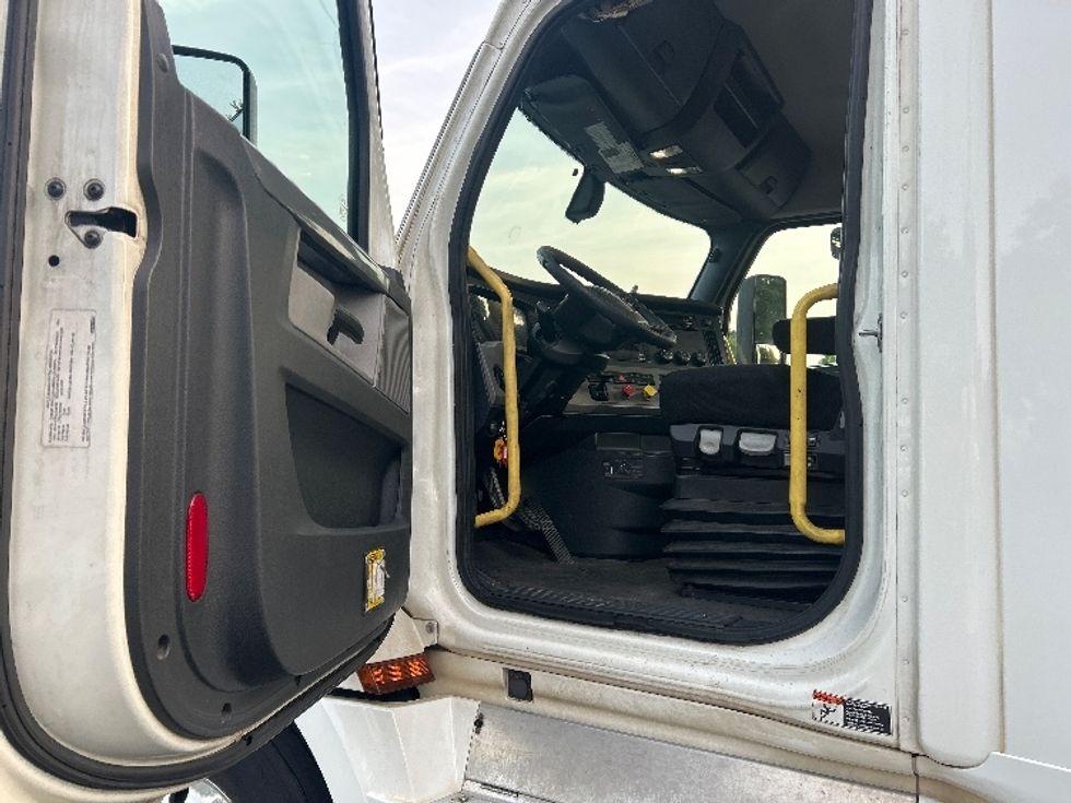 Day Cab Tractor-Heavy Duty Tractors-Freightliner-2020-T12664ST-Forest Park-GA-400,002\n\t\tmiles-$ 53,000 - Image 9