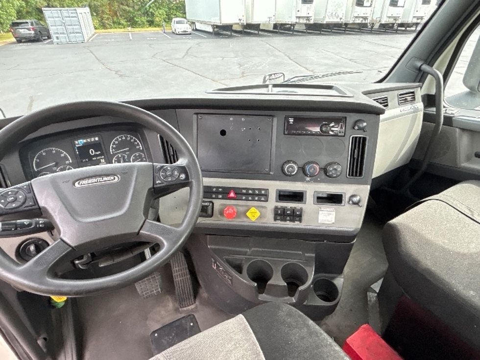 Day Cab Tractor-Heavy Duty Tractors-Freightliner-2020-T12664ST-Forest Park-GA-407,629\n\t\tmiles-$ 51,000 - Image 11