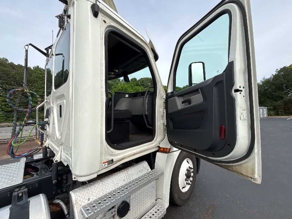 Day Cab Tractor-Heavy Duty Tractors-Freightliner-2020-T12664ST-Forest Park-GA-407,629\n\t\tmiles-$ 51,000 - Image 12
