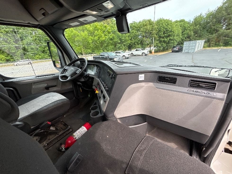 Day Cab Tractor-Heavy Duty Tractors-Freightliner-2020-T12664ST-Forest Park-GA-407,629\n\t\tmiles-$ 51,000 - Image 13