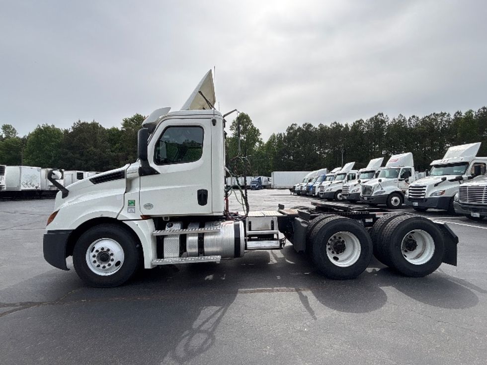 Day Cab Tractor-Heavy Duty Tractors-Freightliner-2020-T12664ST-Forest Park-GA-407,629\n\t\tmiles-$ 51,000 - Image 4
