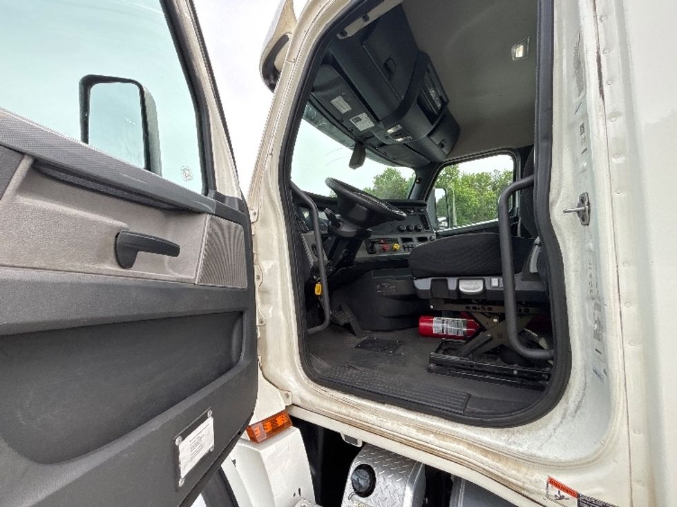 Day Cab Tractor-Heavy Duty Tractors-Freightliner-2020-T12664ST-Forest Park-GA-407,629\n\t\tmiles-$ 51,000 - Image 9