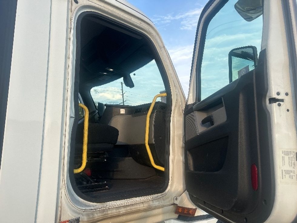 Day Cab Tractor-Heavy Duty Tractors-Freightliner-2020-T12664ST-Forest Park-GA-445,560\n\t\tmiles-$ 50,250 - Image 12