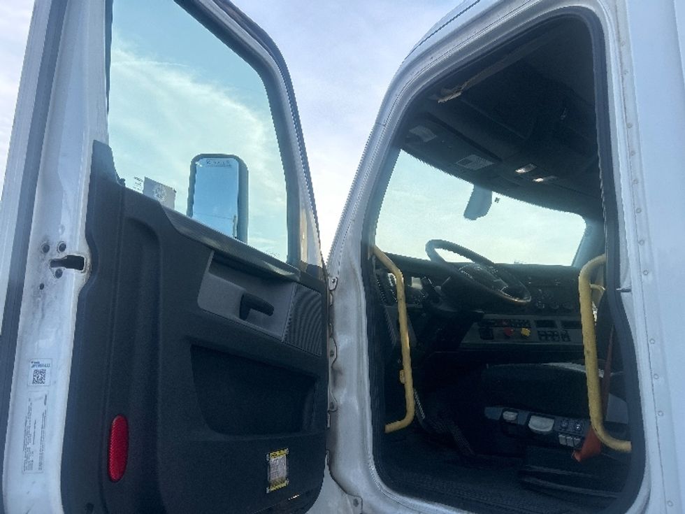 Day Cab Tractor-Heavy Duty Tractors-Freightliner-2020-T12664ST-Forest Park-GA-445,560\n\t\tmiles-$ 50,250 - Image 9